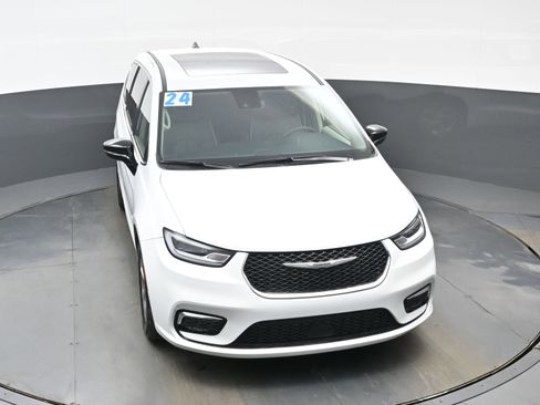 Used 2024 Chrysler Pacifica Limited image 41