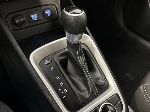 Used 2020 Hyundai Venue SEL image 19