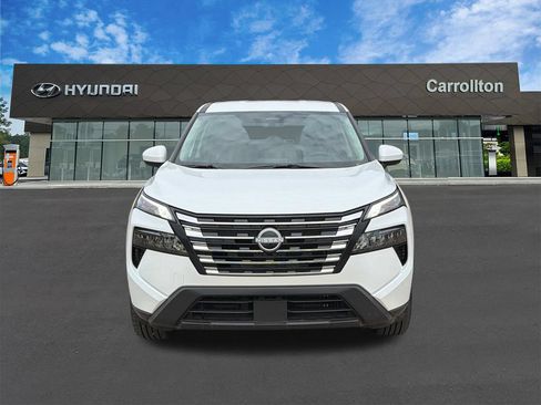 Used 2025 Nissan Rogue SV FWD image 2