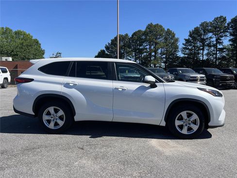 Used 2023 Toyota Highlander LE FWD image 15