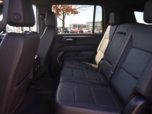 Used 2025 Chevrolet Suburban Z71 image 16