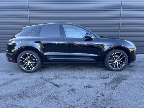 Certified 2022 Porsche Macan image 2