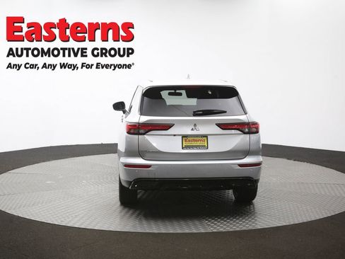 Used 2022 Mitsubishi Outlander SE image 35