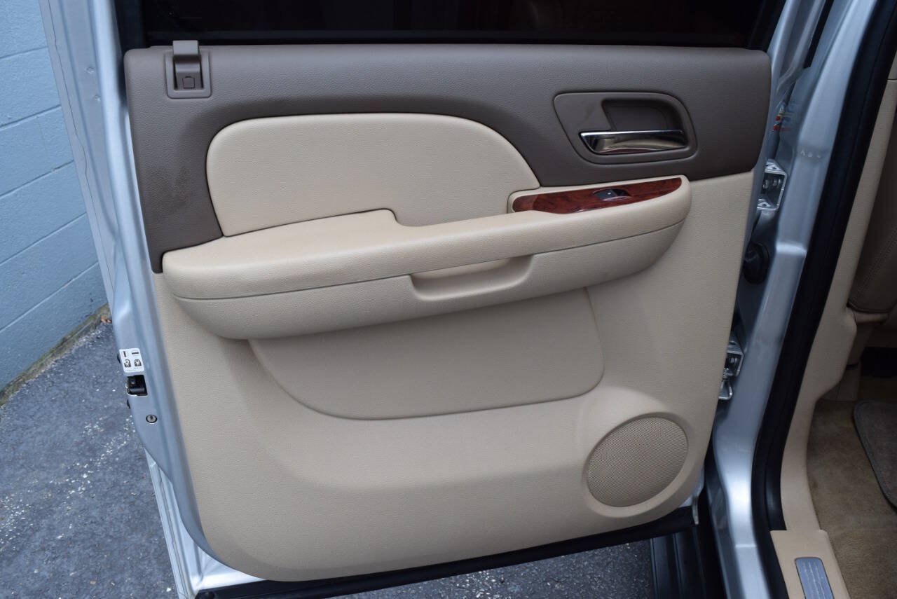 Used 2014 Chevrolet Suburban LTZ RWD image 46