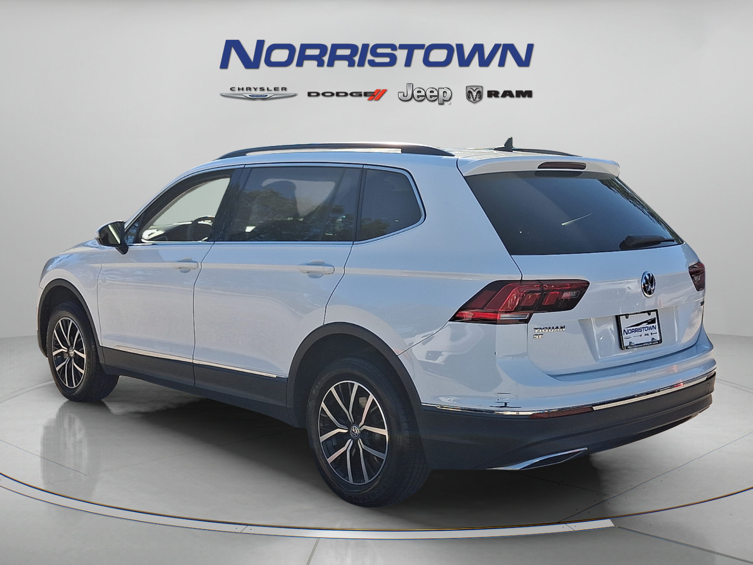 Used 2021 Volkswagen Tiguan SE w/ Panoramic Sunroof Package AWD/4WD image 4