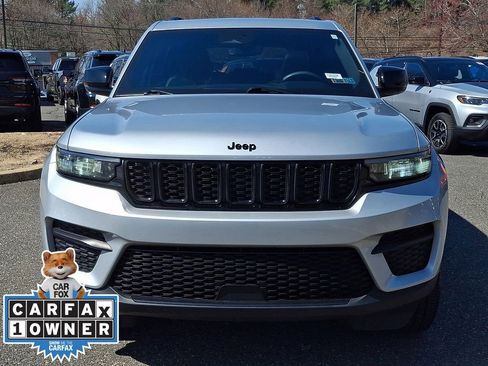 Used 2023 Jeep Grand Cherokee Altitude image 2