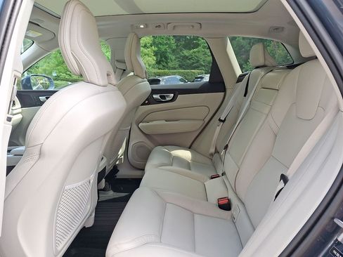 Used 2022 Volvo XC60 B5 Inscription w/ Advanced Package FWD image 20
