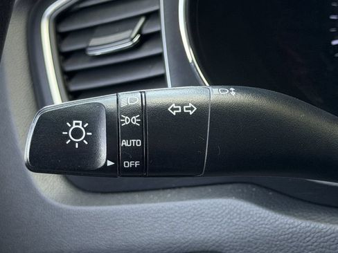 Used 2021 Kia Sedona LX FWD image 22