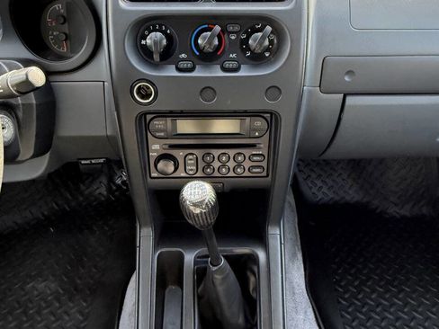 Used 2002 Nissan Frontier XE image 12