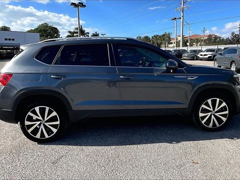 Certified 2022 Volkswagen Taos SE w/ Panoramic Sunroof Package image 4