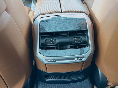 Used 2023 BMW 760i xDrive w/ Executive Package image 30