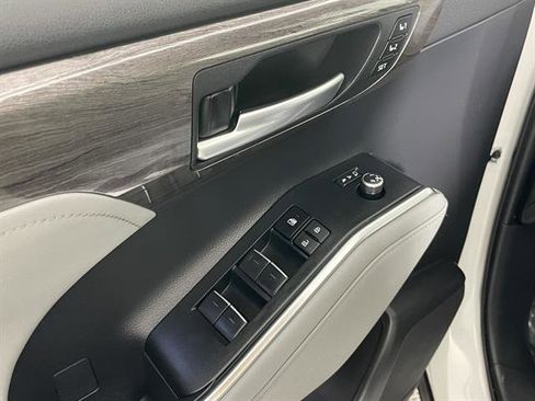 Used 2023 Toyota Highlander Limited AWD/4WD image 19