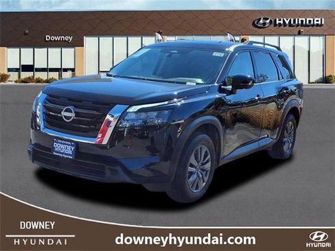 Used 2024 Nissan Pathfinder SV image 1