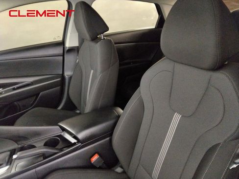 Used 2025 Hyundai Elantra SE FWD image 19