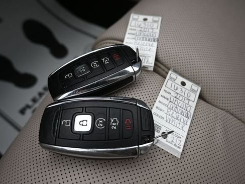 Used 2017 Lincoln Continental Reserve w/ Technology Package image 48