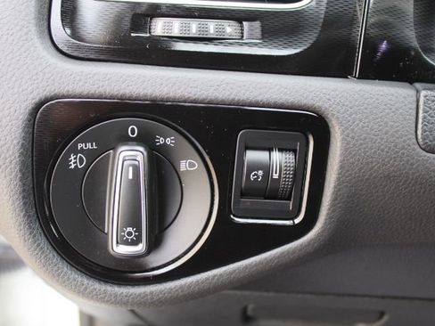 Used 2016 Volkswagen Golf S image 16