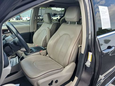 Used 2018 Chrysler Pacifica Limited w/ Tire & Wheel Group FWD image 19