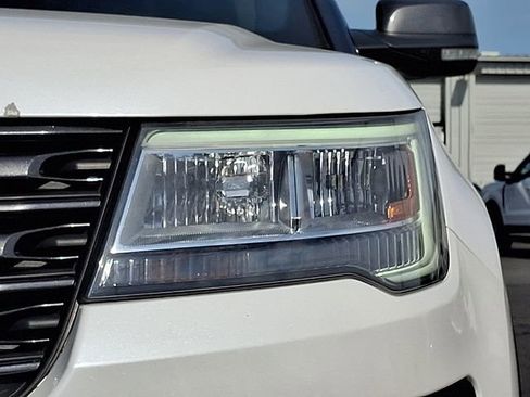 Used 2017 Ford Explorer XLT w/ Equipment Group 202A image 9