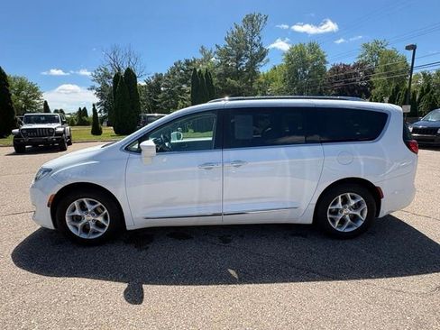 Used 2017 Chrysler Pacifica Touring-L Plus FWD image 2