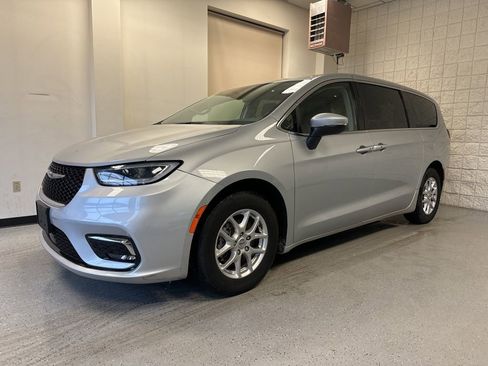 Used 2023 Chrysler Pacifica Touring-L image 2