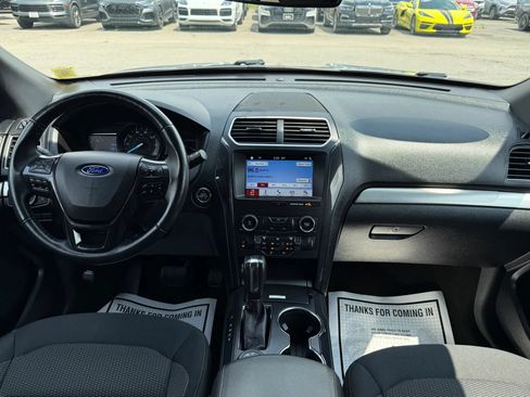 Used 2018 Ford Explorer XLT w/ Equipment Group 201A AWD/4WD image 2