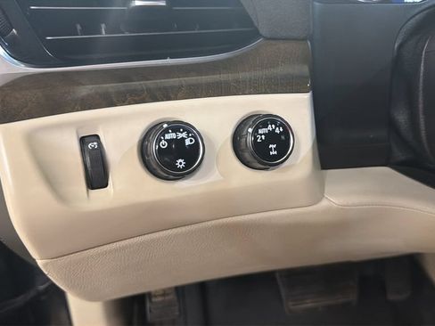 Used 2019 Cadillac Escalade Luxury AWD/4WD image 18