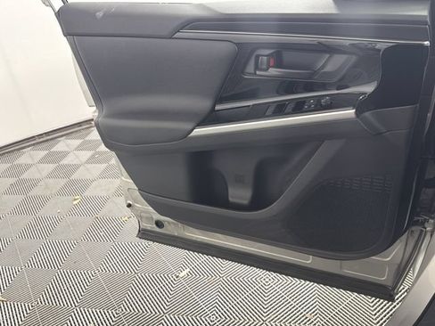 Used 2025 Toyota bZ4X FWD image 18
