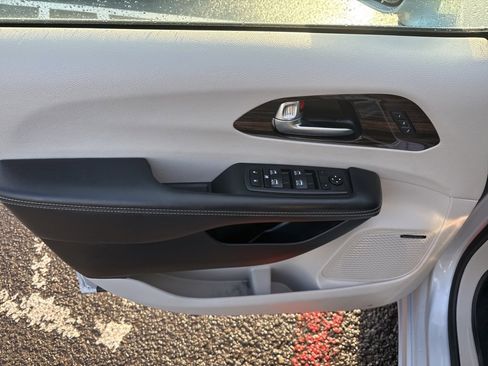 Used 2022 Chrysler Pacifica Limited image 11