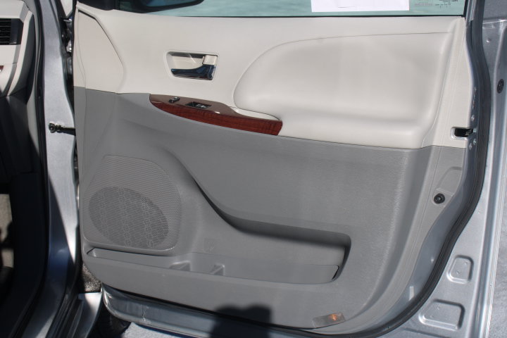 Used 2013 Toyota Sienna XLE FWD image 18