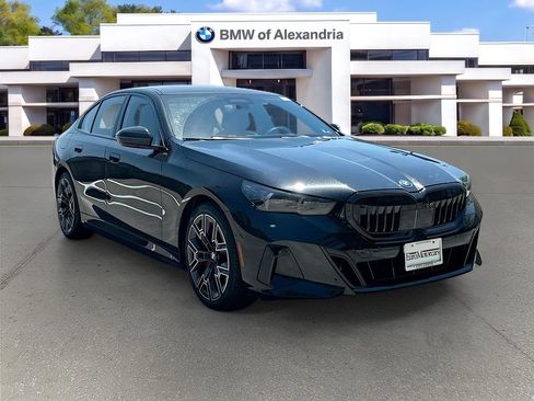 Used 2026 BMW 550e xDrive w/ Executive Package AWD/4WD image 3