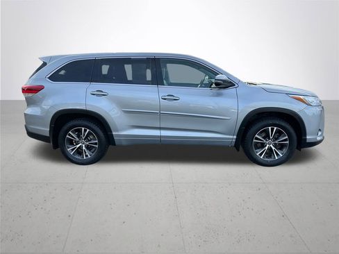 Used 2018 Toyota Highlander LE image 6