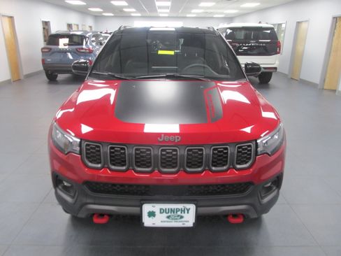 Used 2025 Jeep Compass Trailhawk AWD/4WD image 2