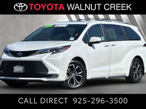 Certified 2025 Toyota Sienna Platinum AWD/4WD image 1