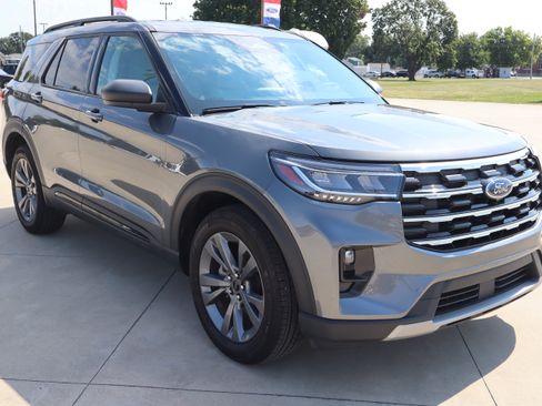 Used 2026 Ford Explorer Active w/ Active Comfort Package AWD/4WD image 3