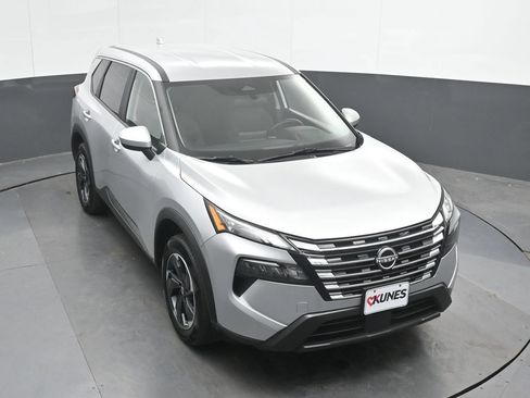 Used 2025 Nissan Rogue SV AWD/4WD image 34