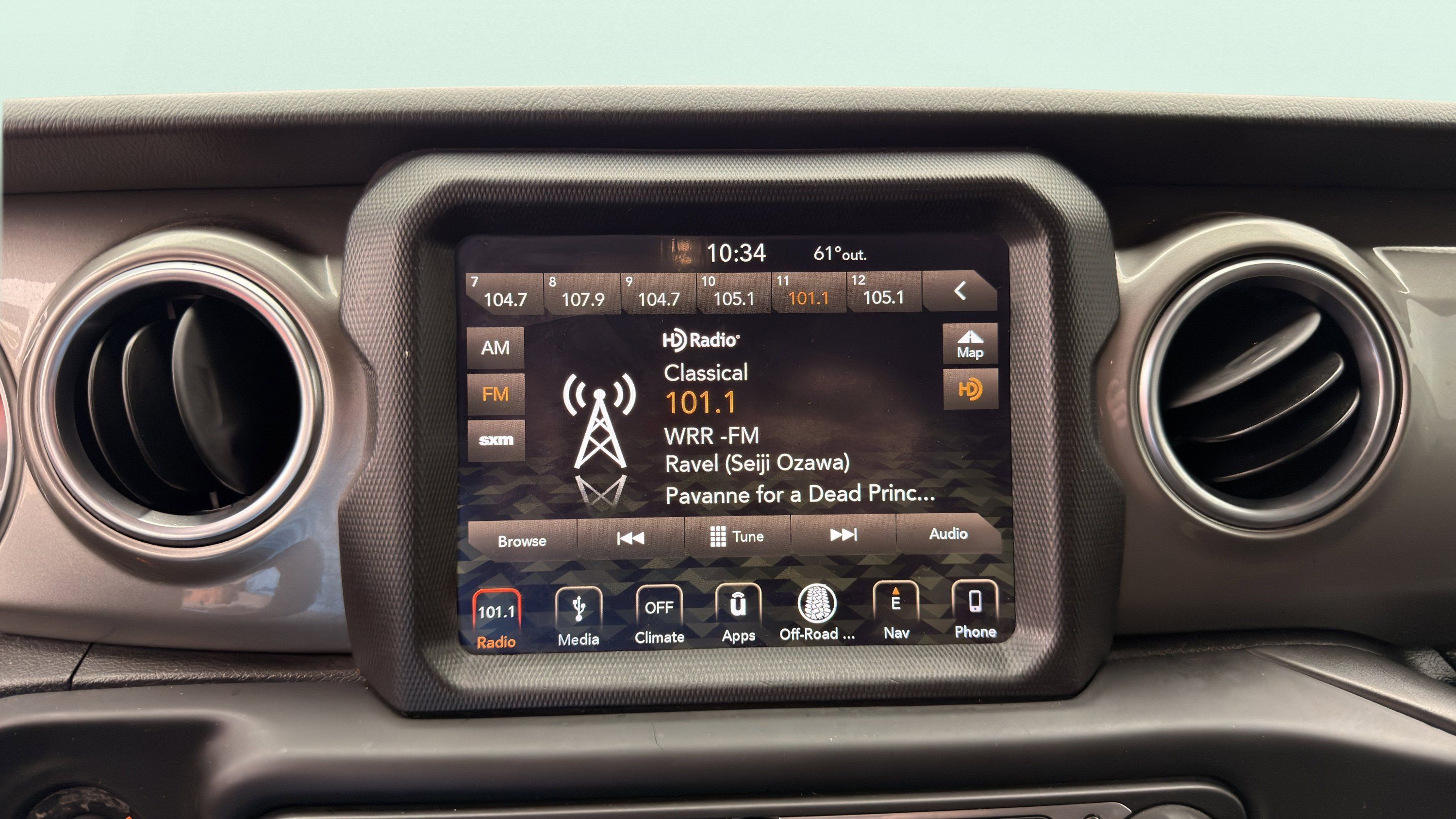 Used 2018 Jeep Wrangler Unlimited Sahara w/ Uconnect 4C Nav & Sound Group AWD/4WD image 45