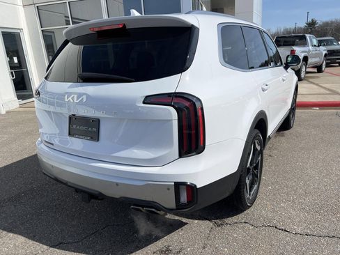 Used 2024 Kia Telluride EX w/ EX Captain's Chair Package image 10
