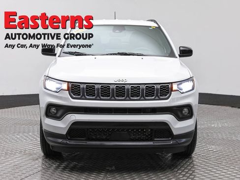 Used 2024 Jeep Compass Latitude AWD/4WD image 2