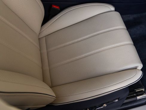Used 2023 Bentley Bentayga AWD/4WD image 49