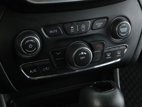 Used 2019 Jeep Cherokee Latitude Plus AWD/4WD image 14
