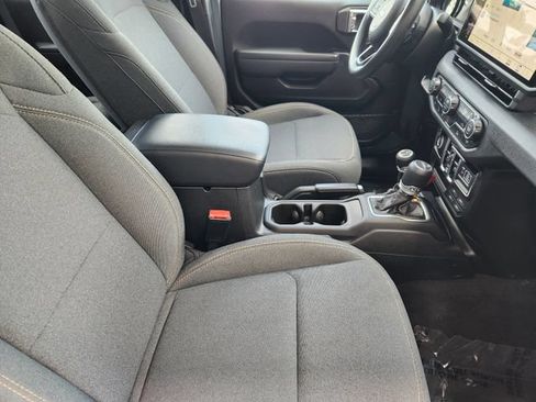 Used 2025 Jeep Gladiator Sport AWD/4WD image 19