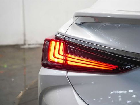 Used 2025 Lexus ES 300h w/ Premium Package image 11