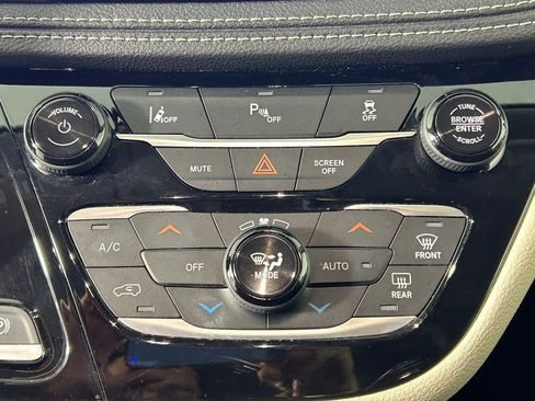 Used 2023 Chrysler Pacifica Touring-L image 22