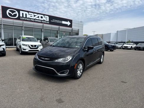 Used 2019 Chrysler Pacifica Touring-L FWD image 1