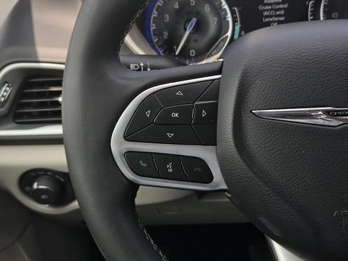 Used 2024 Chrysler Pacifica Touring-L FWD image 15