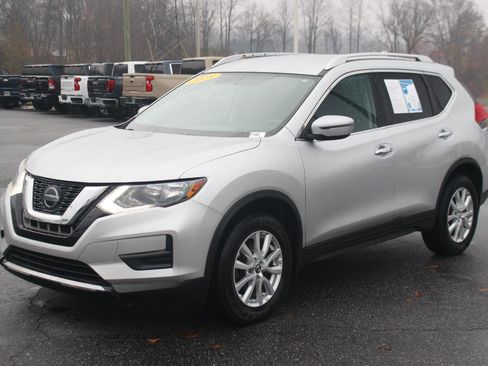 Used 2018 Nissan Rogue SV image 3