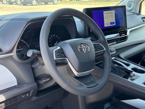 New 2026 Toyota Sienna XLE image 8