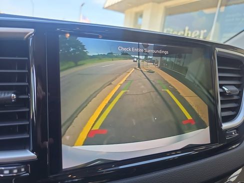 Used 2024 Chrysler Pacifica Touring-L FWD image 19
