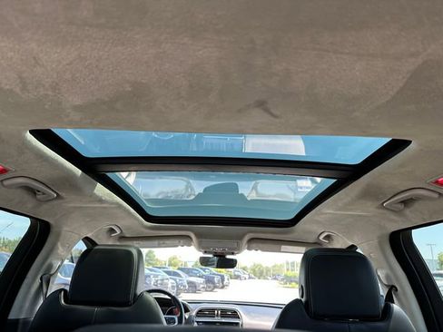 Used 2020 Jaguar F-PACE R-Sport image 12