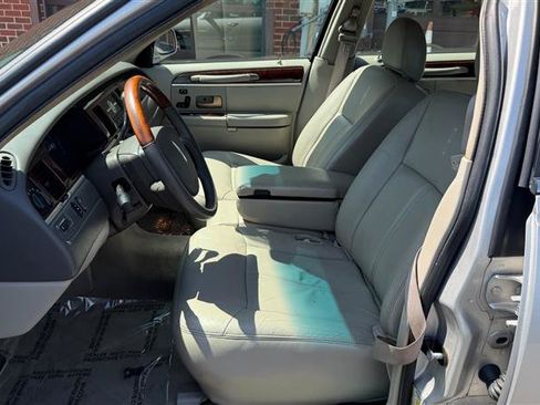 Used 2009 Lincoln Town Car Signature Limited RWD image 28